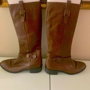 Gently worn, genuine Cole Naan leather riding 👢